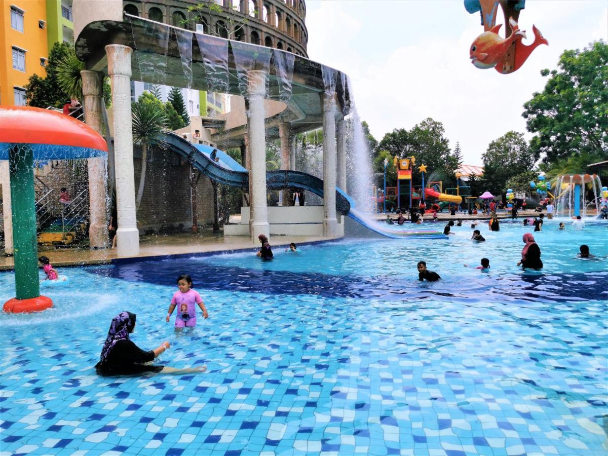 B - Lagoon Water Themepark Suite Melaka Town Exterior foto